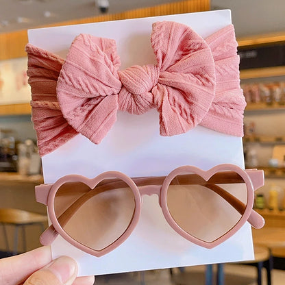 Occhiali da sole a forma di cuore e fasce per la testa di prua 