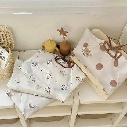 Bib con le maniche da nutrire per bambini a copertura piena 