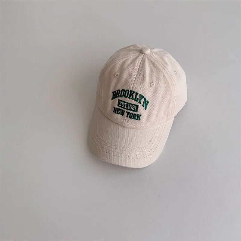 "Mamá + papá = yo" gorra de béisbol para niños