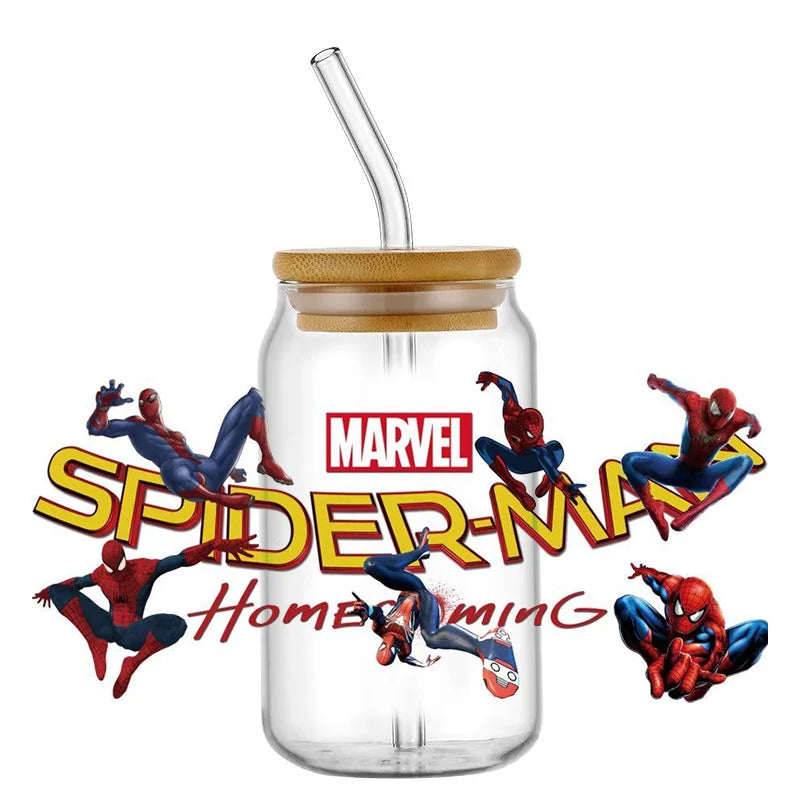 Jares de vidrio con temática de Spider-Man con pajitas