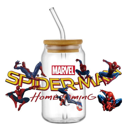 Jares de vidrio con temática de Spider-Man con pajitas