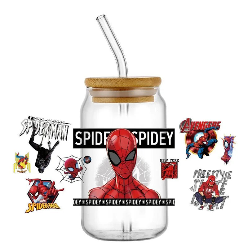 Jares de vidrio con temática de Spider-Man con pajitas