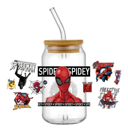 Jares de vidrio con temática de Spider-Man con pajitas