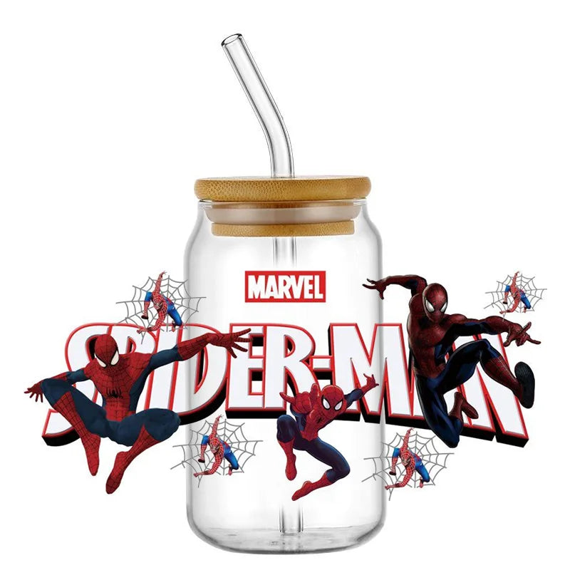 Jares de vidrio con temática de Spider-Man con pajitas