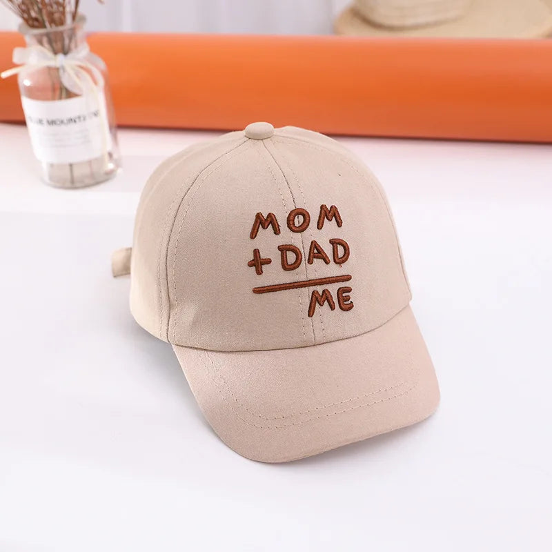 "Mamá + papá = yo" gorra de béisbol para niños