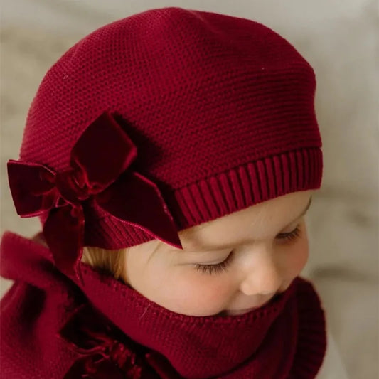 Beretto a maglia da bambina con arco di velluto 