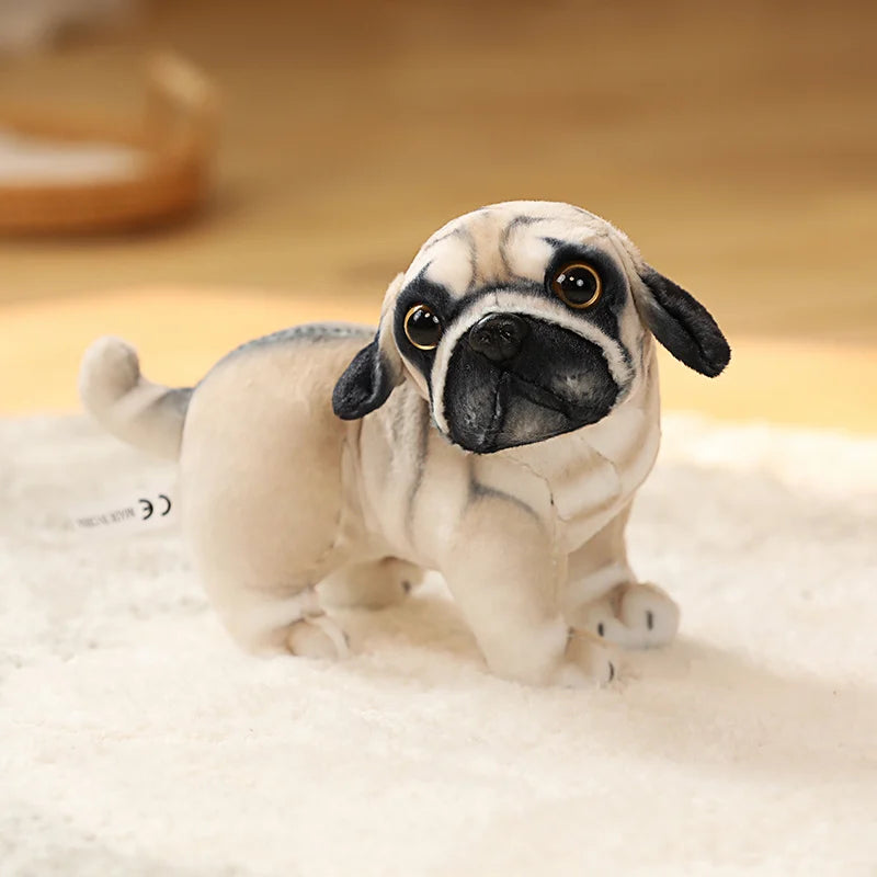 Giocattolo di peluche di carlino realistico