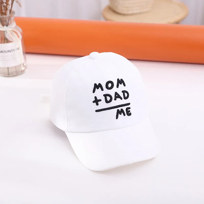 "Mamá + papá = yo" gorra de béisbol para niños