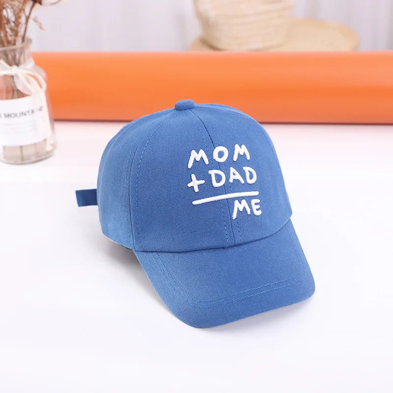 "Mamá + papá = yo" gorra de béisbol para niños