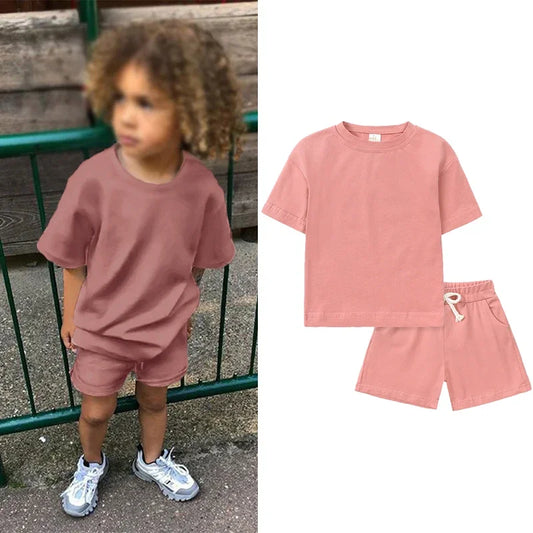 Camiseta informal y pantalones cortos para niños