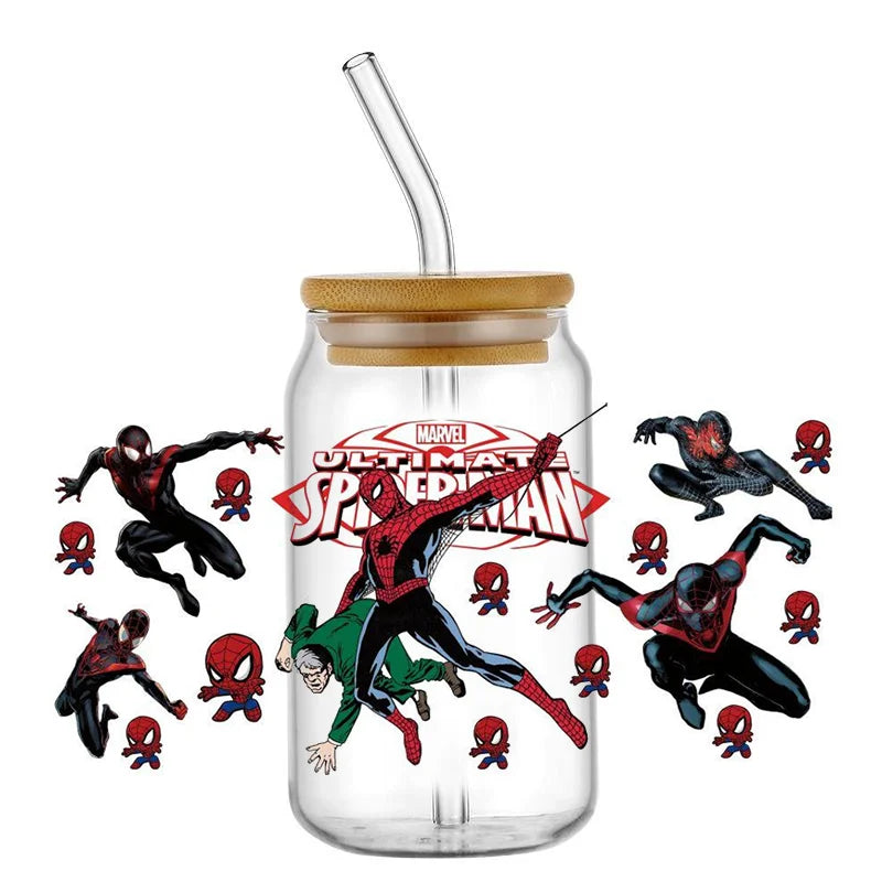 Jares de vidrio con temática de Spider-Man con pajitas