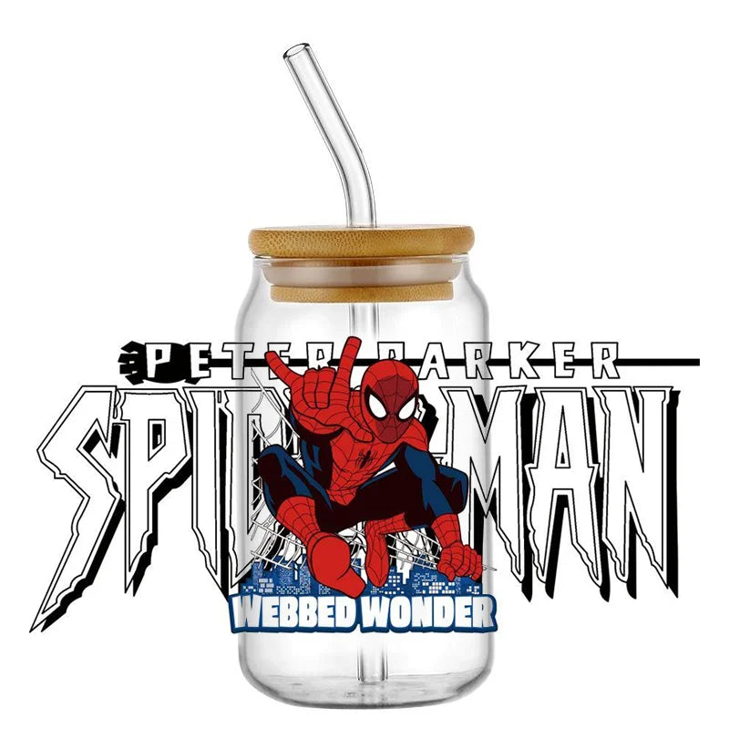 Jares de vidrio con temática de Spider-Man con pajitas