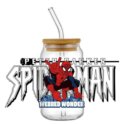 Jares de vidrio con temática de Spider-Man con pajitas